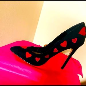 Black beautiful sleek heart pumps ❤️